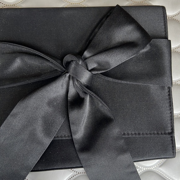 💕Banana Republic Black Satin Bowtie Clutch - Picture 2 of 8